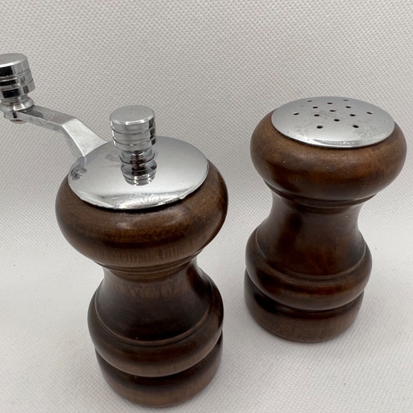 Vintage OLDE THOMPSON Solid Wood Walnut Salt & Pepper Mill - Picture 6 of 8